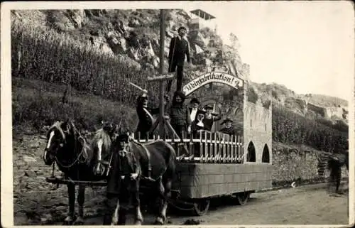 Foto Ak Oberwesel am Rhein, Fuhrwerk, Weinfabrikation, Pferde