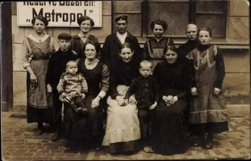 Foto Ak Rathenow im Havelland, Gruppenfoto, Frauen, Kinder, Metropol