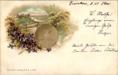 Ak Zwickau in Sachsen, Soldat mit Mütze und Uniform grüßt, Blumen und Landschaft im Hintergrund