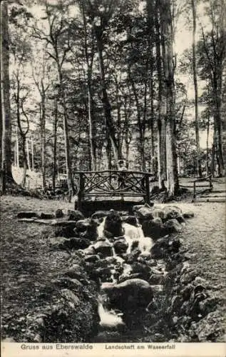 Ak Eberswalde, Landschaft am Wasserfall, Brücke, Kind