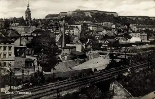 Ak Kłodzko Glatz Schlesien, Stadtpanorama, Stadtansicht, Berg im Hintergrund