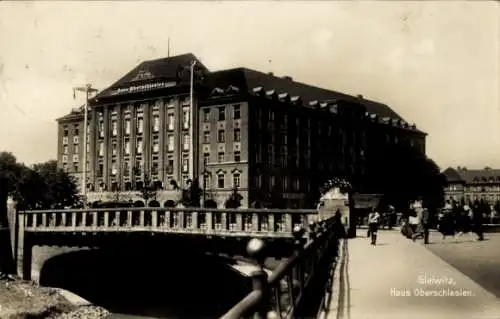 Ak Gliwice Gleiwitz Oberschlesien, Haus Oberschlesien, altmodisches Gebäude, Brücke, Fluss, Me...