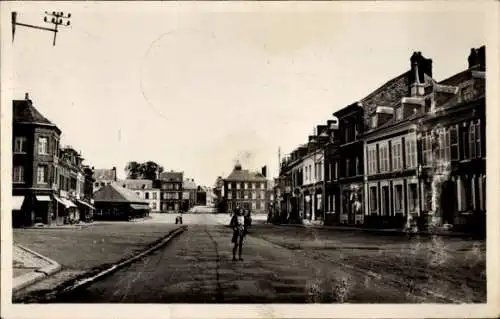 Ak Montérolier Buchy Seine Maritime, Schwarzweißfoto einer Straße, mehrere Gebäude, eine Perso...