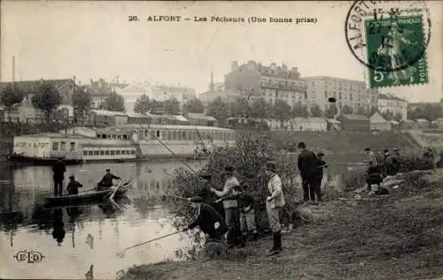 Ak Alfort Val de Marne, Angler am Ufer, Boot auf dem Wasser, historische Architektur im Hinter...
