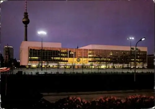 Ak Berlin Mitte, Palast der Republik, Außenansicht, Fernsehturm, Nachtansicht