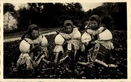 Ak Moravské Kroje, Děvčice z Těšova u Uh. Brodu