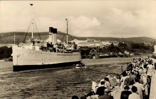 Ak Sassnitz auf der Insel Rügen, Hafenmole mit Schwedenfähre