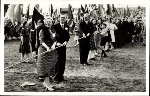Ak Rotterdam Südholland, Sparta Stadion 1949, Tauziehen, Juliana der Niederlande, Prinz Bernhard