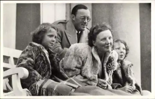 Ak Königin Juliana der Niederlande mit Familie, Paleis Soestdijk, 1949