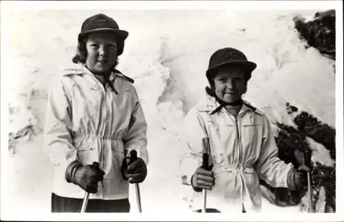 Ak Prinzessinnen Beatrix und Irene in Sankt Anton, Skifahrt, 1949