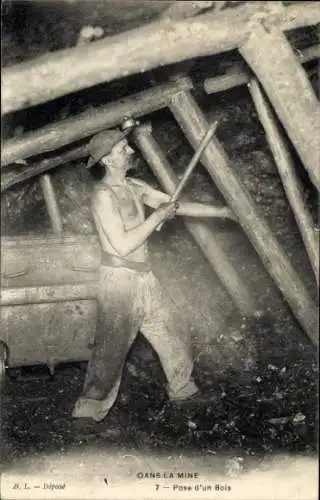 CPA Dans la Mine, Pose d'un Bois