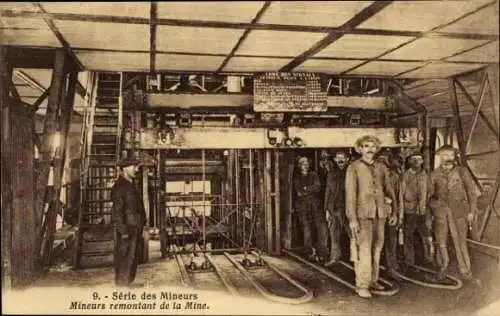 CPA Série des Mineurs, Mineurs remontant de la Mine