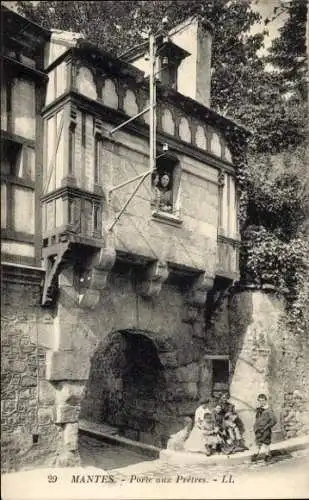 Ak Mantes la Jolie Yvelines, Historisches Gebäude, Fenster mit Person, Kinder sitzen davor