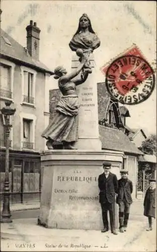 Ak Mantes Yvelines, Statue de la République