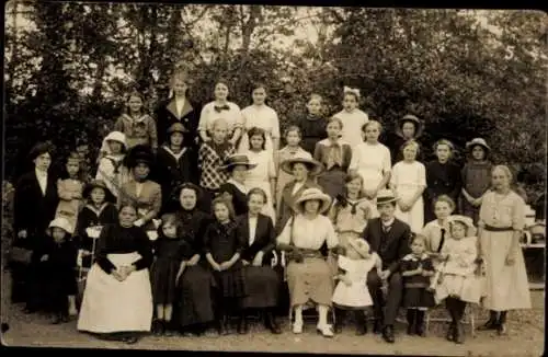 Foto Ak Menschengruppe, Hofphotograf C. Fricke