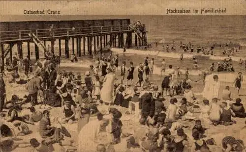 Ak Selenogradsk Ostseebad Cranz Ostpreußen, Familienbad, Hochsaison, viele Badegäste, Holzsteg...