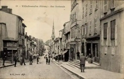 Ak Villefranche sur Saône Rhône, Straße mit Tabac, Kirchturm, Fußgänger, historische Architektur