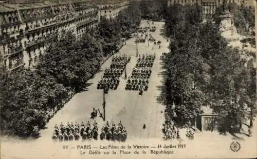 Ak Paris, Boulevard Saint Germain, 14. Juli 1919, Pariser Siegesfeier, Militärparade auf der P...
