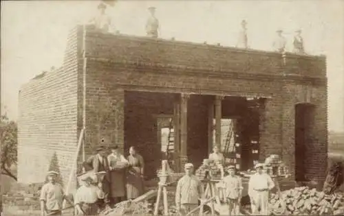 Foto Ak Baurbeiter vor Haus Baustelle