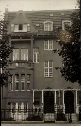 Foto Ak Deutschland unbekannt, Teilansicht vom Mehrfamilienhaus