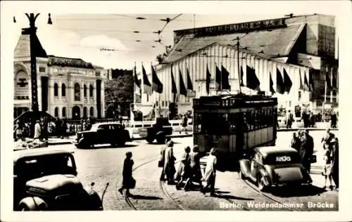 Ak Berlin Mitte, Partie an der Weidendammer Brücke, Straßenbahn, Friedrichstadt Palast