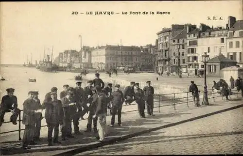 Ak Le Havre Seine Maritime,  Le Pont de la Barre, Hafenstadt, Menschen am Ufer