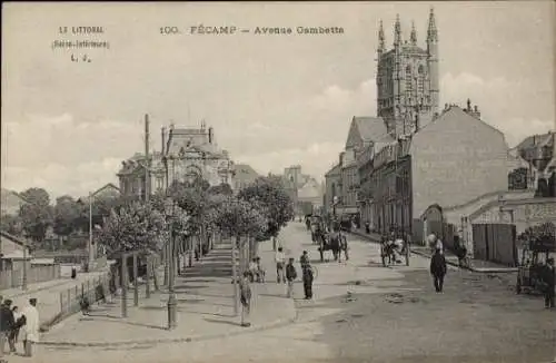 Ak Fécamp Seine Maritime, Straße mit Bäumen, Gebäude links, Blick auf die Avenue Gambetta