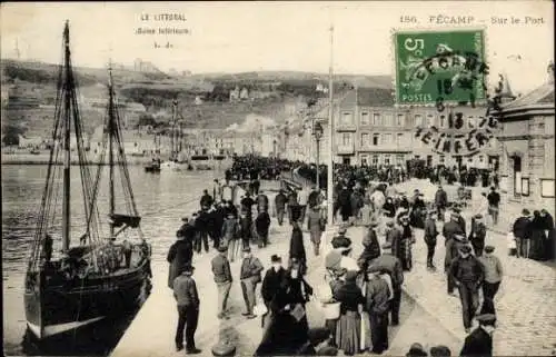 Ak Fécamp Seine Maritime, Schiff am Hafen, große Menschenmenge, historische Postkarte, schwarz...