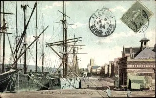 Ak Fécamp Seine Maritime, Hafenansicht mit Schiffen, Kirchturm, historische Architektur