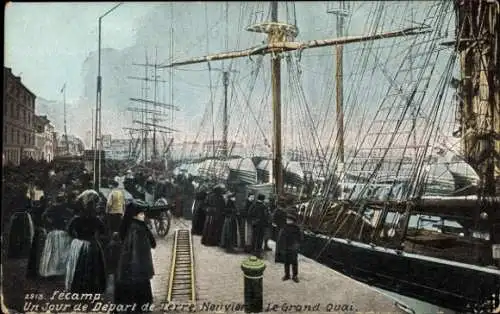 Ak Fécamp Seine Maritime, Menschenmenge am Hafen, Schiffe im Hintergrund, lebhafte Atmosphäre