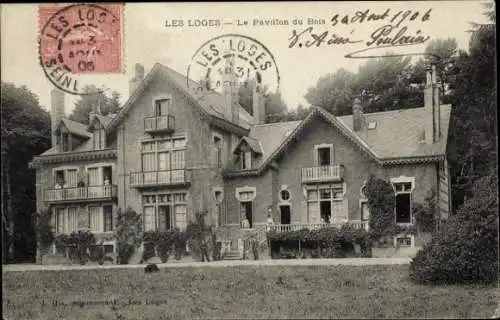Ak Les Loges Yvelines , Vorderansicht eines Herrenhauses, umgeben von Bäumen, historische Post...