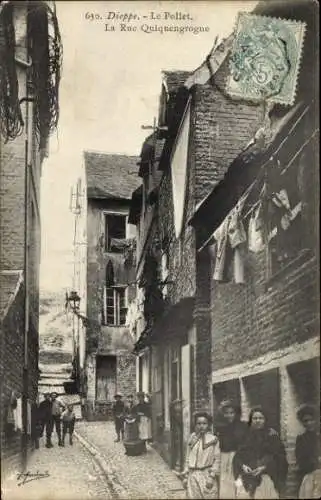 Ak Dieppe Seine Maritime, Schmale Gasse, Alte Häuser, Passanten, Steine auf der Straße