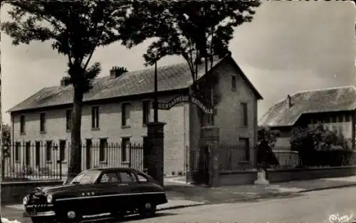 Ak Chauny Aisne, Gendarmerie Nationale, alte Kfz, historische Architektur