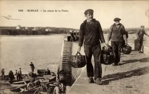Ak Morgat Crozon Finistère, Fischer mit Körben, Rückkehr von der Fischerei, Meer im Hintergrund