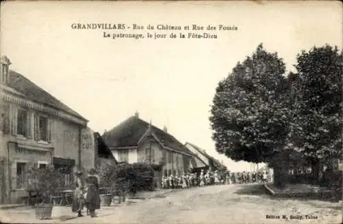Ak Grandvillars Territoire de Belfort, Strasse, Gebäude, Personen, Fête-Dieu, historische Post...