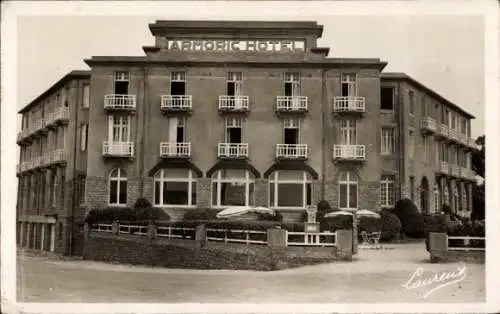 Ak Tregastel Cotes d'Armor, ARMORIC HOTEL, zweigeschossiges Gebäude, Umgebung mit Bäumen