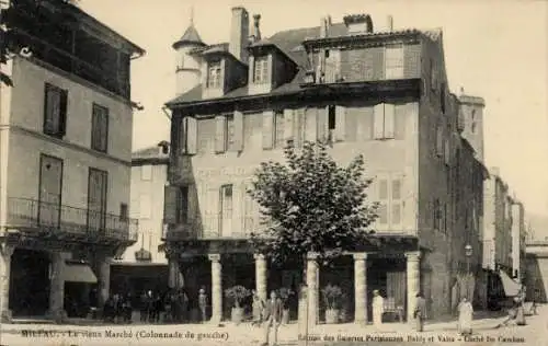 Ak Millau Aveyron, Vorderansicht des alten Marktes, Kolonnade, Architektur, große Fenster