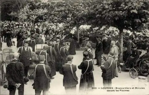 Ak Lourdes Hautes Pyrénées, Menschenmenge, Brancardiers, Kranke, Bäume, Schwimmbad