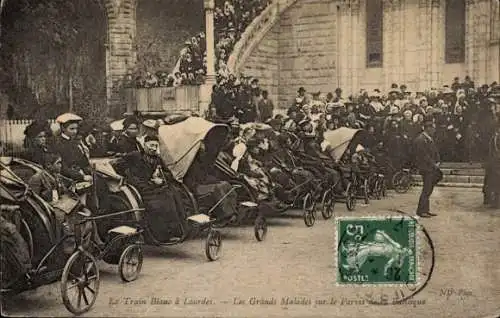 Ak Lourdes Hautes Pyrénées, Transport von kranken Menschen, Menschen in Liegen, historische Au...