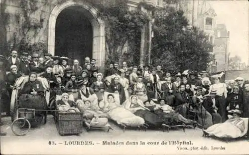 CPA Lourdes Hautes Pyrénées, Malades dans la cour de l'Hôpital