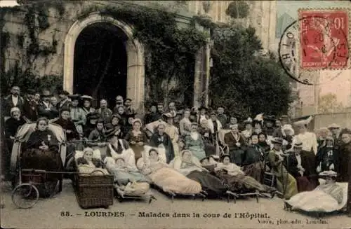 Ak Lourdes Hautes Pyrénées, Gruppe kranker Menschen im Krankenhaus, historische Fotografie, gr...