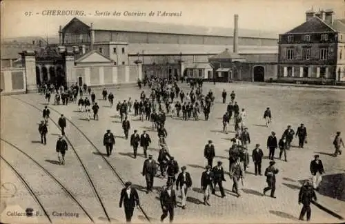 CPA Cherbourg-Manche, Sortie des Ouvriers de la Arsenal