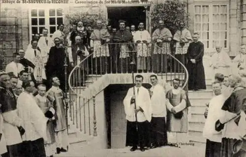 Ak Cherbourg en Cotentin Manche, Gruppenfoto vor Kloster, Geistliche in Gewändern, historische...