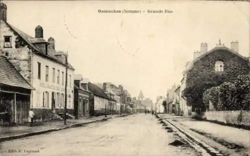 Ak Gamaches Somme, Straße in Gamaches, alte Architektur, ruhige Atmosphäre