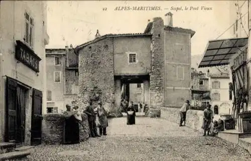 Ak Sospel Alpes Maritimes, Passanten auf der Brücke