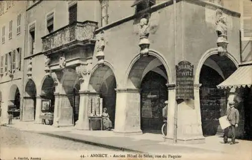 Ak Annecy Haute Savoie, Wunderschönes Gebäude, Arkaden, Schaufenster, Straßenansicht