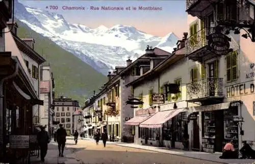 Ak Chamonix Mont Blanc Haute Savoie, Straße mit Geschäften, Montblanc im Hintergrund, farbige ...