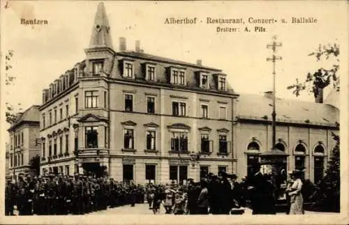 Ak Bautzen in der Oberlausitz, Alberthof Restaurant, Gebäude, Menschenmenge, Straßenansicht