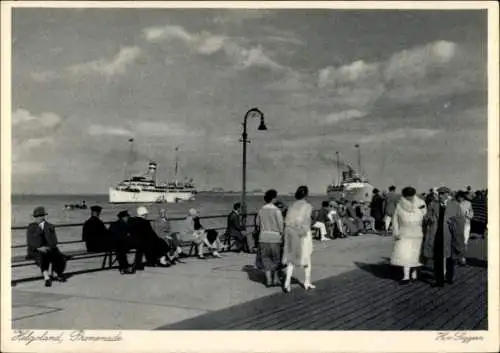 Ak Nordseeinsel Helgoland, Promenade, Schiffe, Passanten, Lampen, Holzbohlen