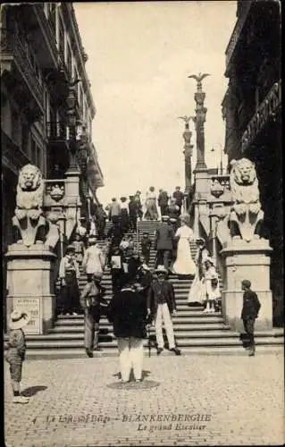 Ak Blankenberghe Blankenberge Westflandern, Treppenhaus mit Löwenstatuen, viele Menschen,  